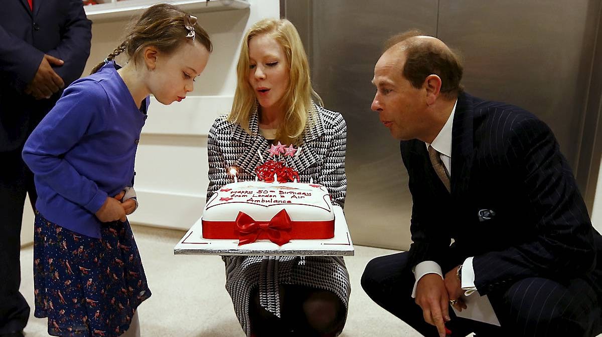 Prins Edward fik en fornem fødselsdagskage, da han på sin 50 års fødselsdag besøgte Royal London Hospital og London's Air Ambulance.