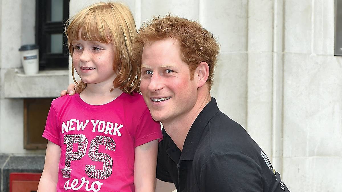 Prins Harry får taget billede med royal fan ved BBC i London.