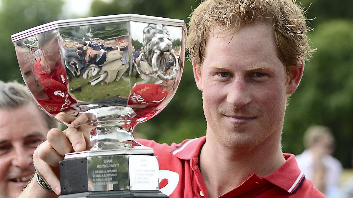 Prins Harry med Rundle Cup-trofæet.