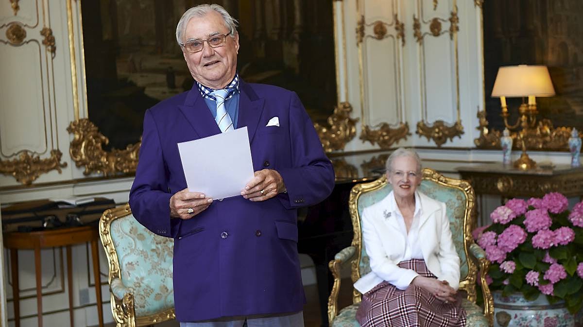 Prins Henrik læser digte op på Fredensborg Slot.