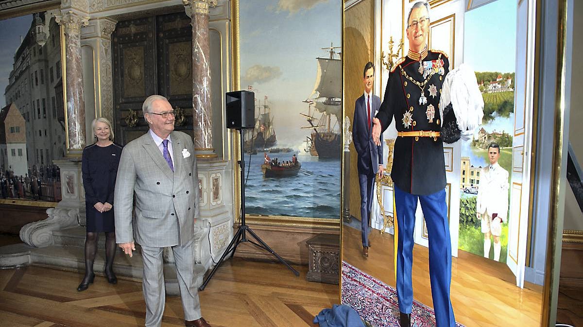 Prins Henrik afslører portræt på Frederiksborg Slot.