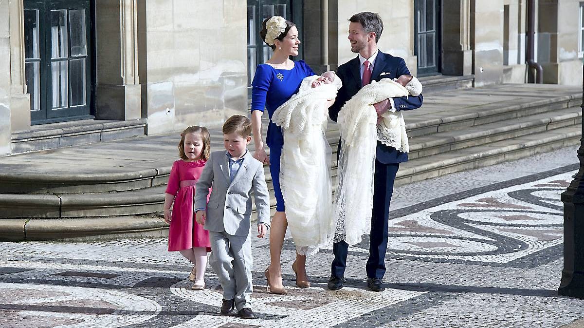 Kronprinsparret og deres fire børn ved prins Vincent og prinsesse Josephines barnedåb den 14. april 2011.