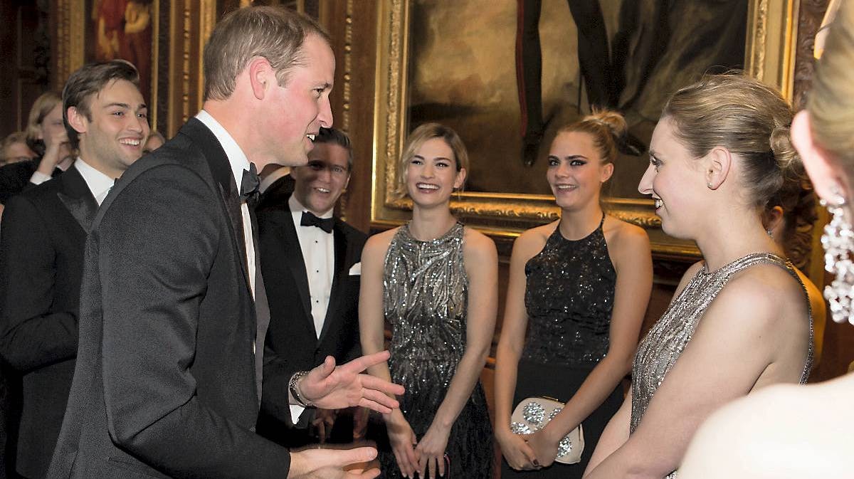 Prins William, Allen Leech (Tom Branson i "Downton Abbey"), Lily James (Lady Rose i "Downton Abbey"), model Cara Delevingne og yderst til højre Laura Carmichael (Lady Edith i "Downton Abbey").