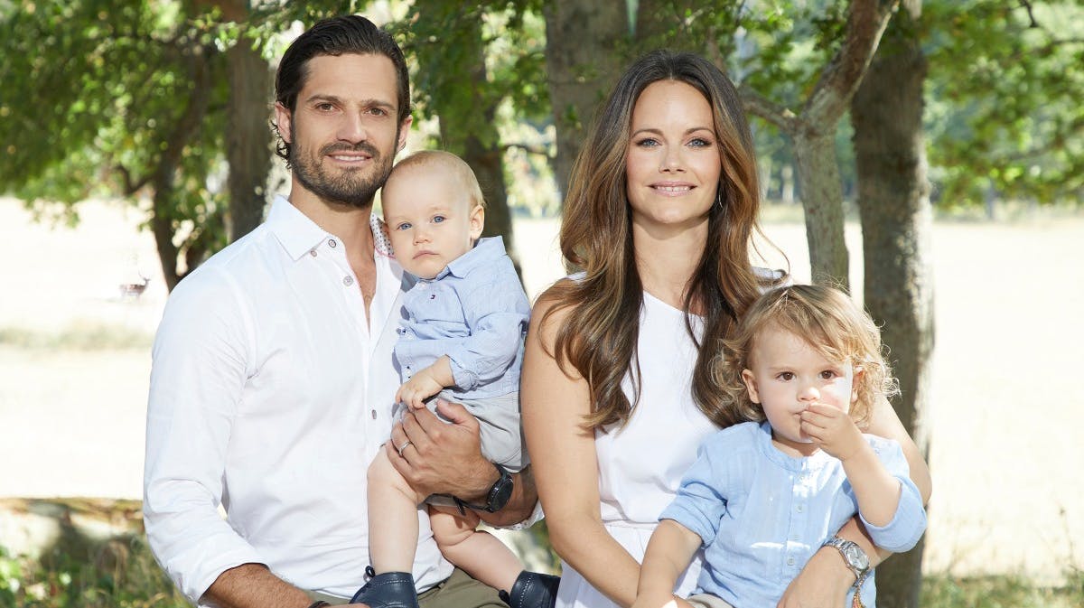 Prins Carl Philip og prinsesse Sofia med deres to ældste sønner, prins Alexander og prins Gabriel. 