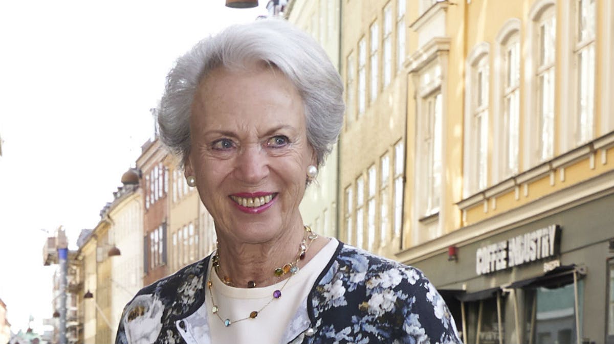 Prinsesse Benedikte ved ankomsten i Fiolstræde.