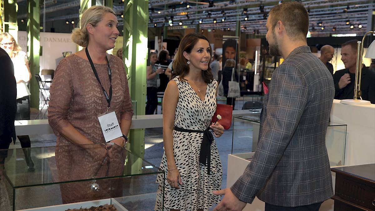 Prinsesse Marie taler med Morten Priisholm, Priisholm Handcrafted, som vandt årets Brand New-konkurrence for sine herresmykker ved Copenhagen Jewellery &amp; Watch Show.