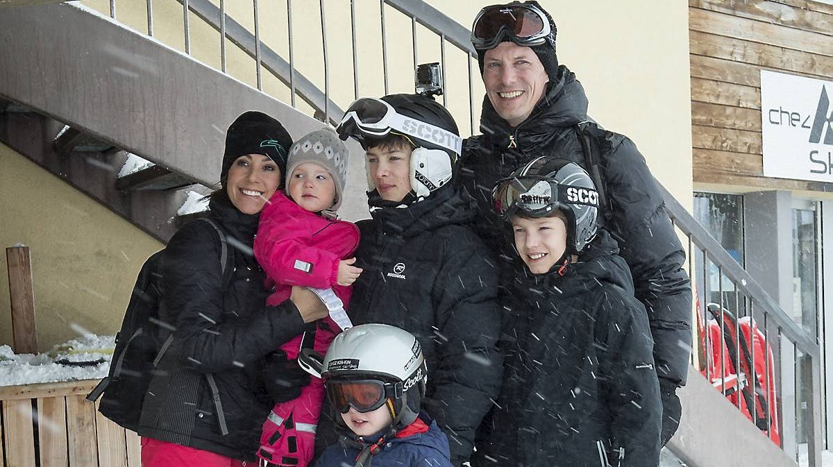 Prinsesse Marie, prinsesse Athena, prins Henrik, prins Nikolai, prins Joachim og prins Felix på skiferie.