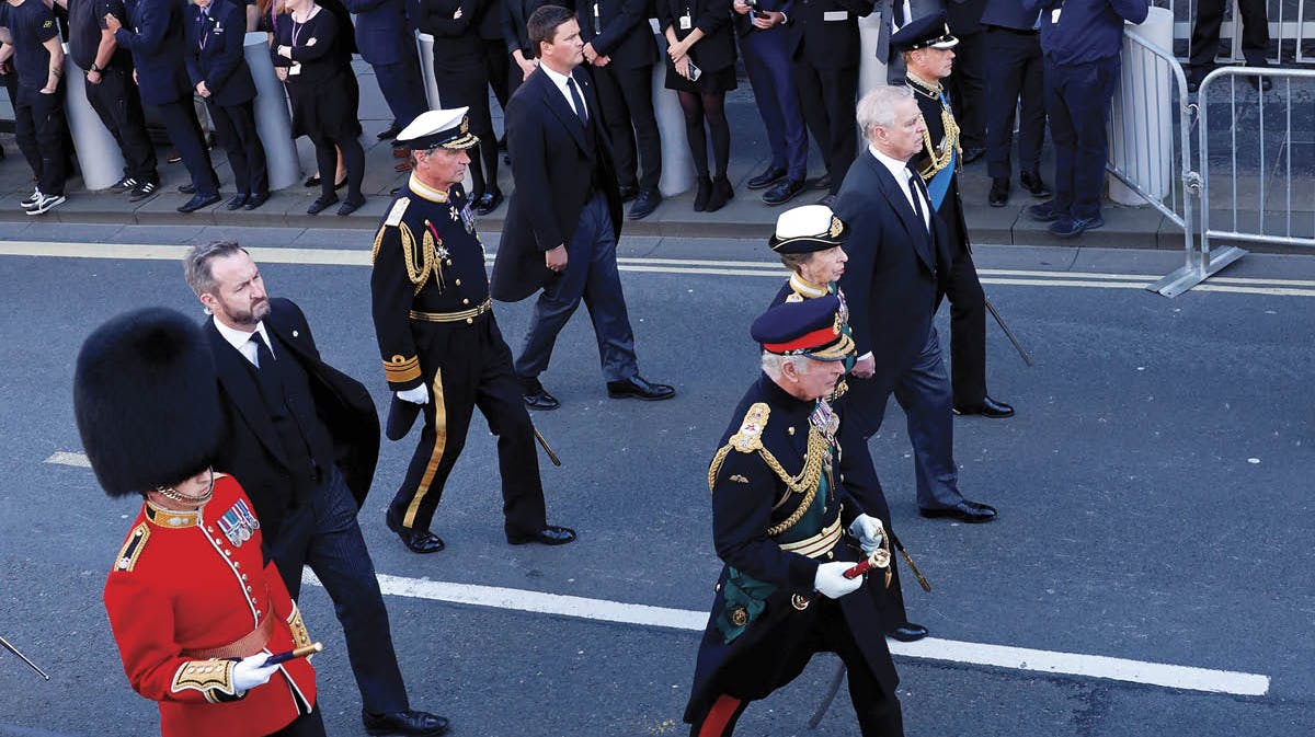 Procession i Edinburgh for dronning Elizabeth.