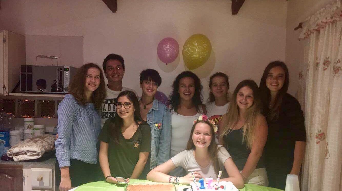 Rachel Ellebye omgivet af sine argentinske venner