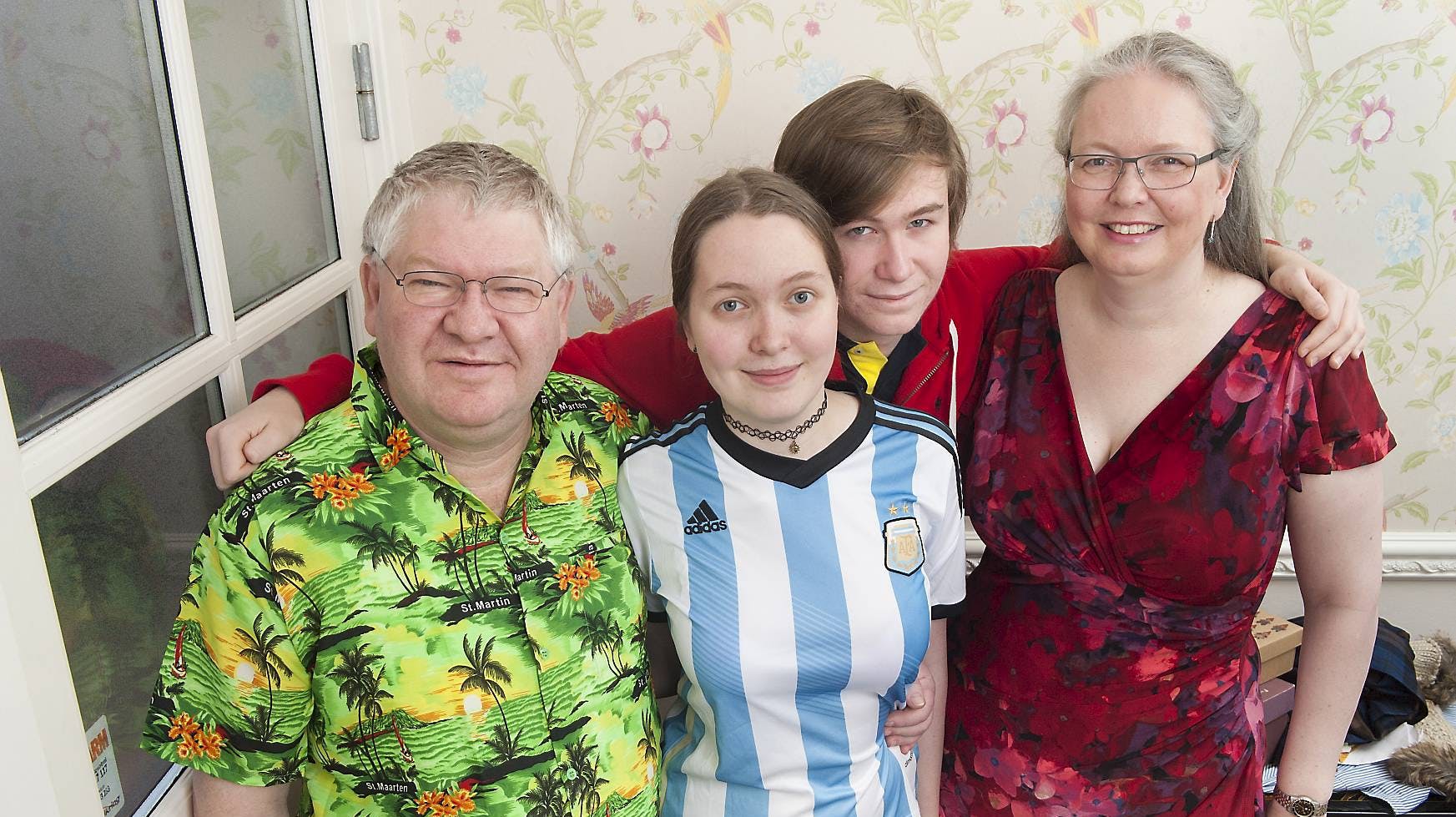 Rachel omgivet af sine forældre Lars og Theresia samt storebror David
