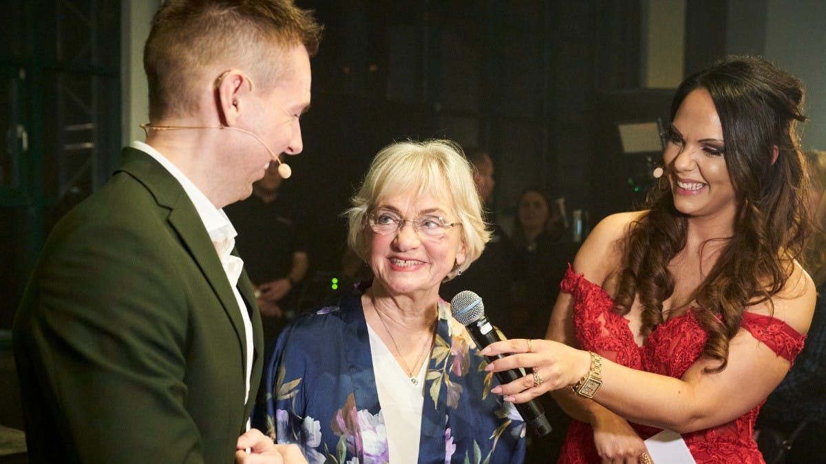 Pia Kjærsgaard med værter Dan Andersen og Camilla Framnes til Reality Awards 2022.