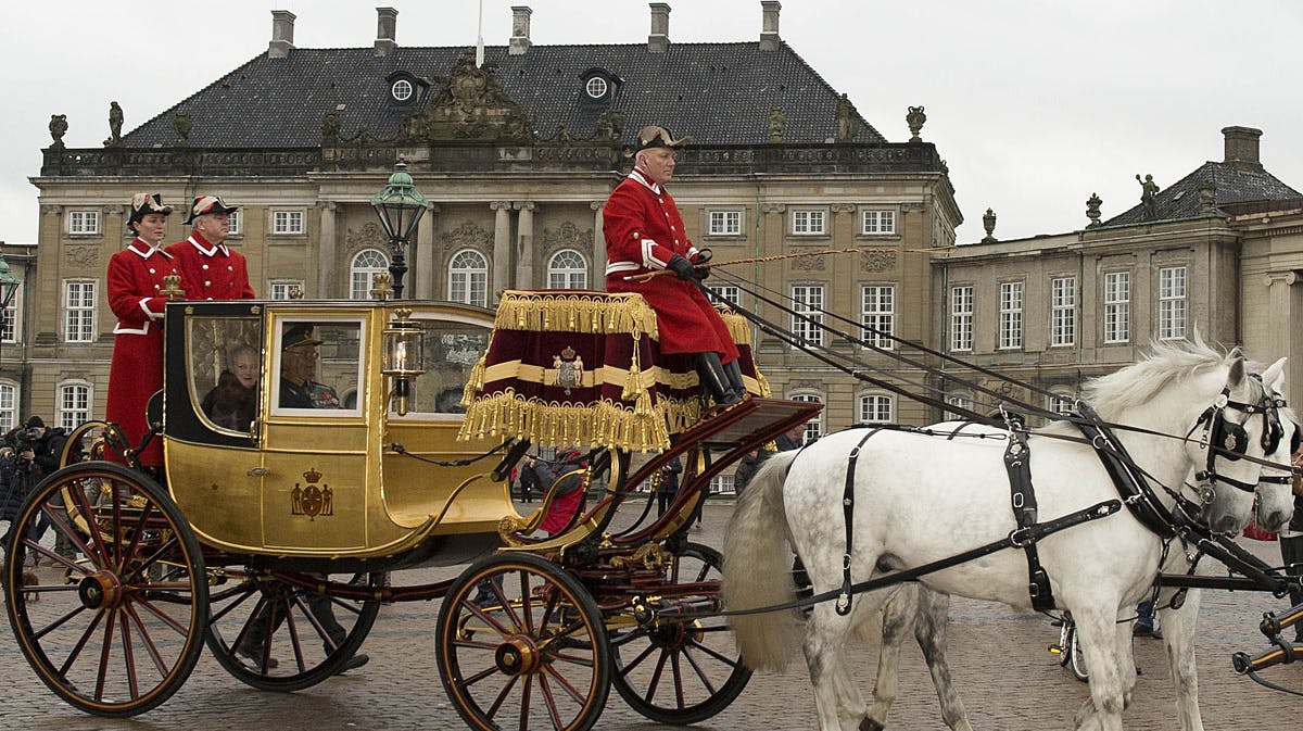 Regentparret forlader Amalienborg i guldkaret