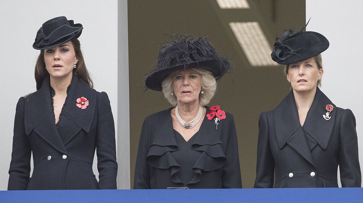Hertuginde Catherine, hertuginde Camilla og grevinde Sophie på udenrigsministeriets balkon på "Remembrance Day" i London søndag.