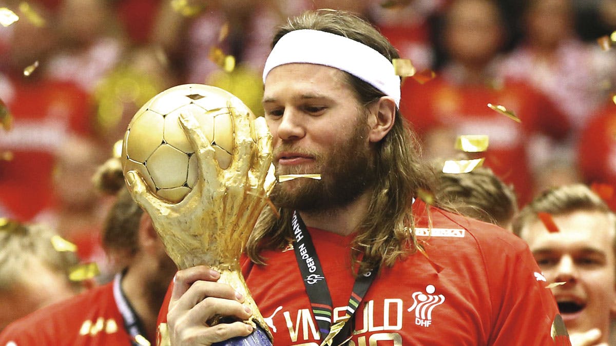 Mikkel Hansen med VM-trofæet.