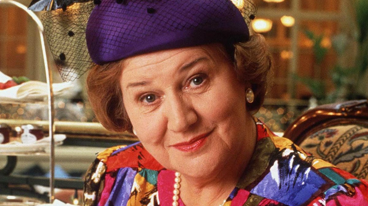 Patricia Routledge spiller fru Hyacint i "Fint skal det være".