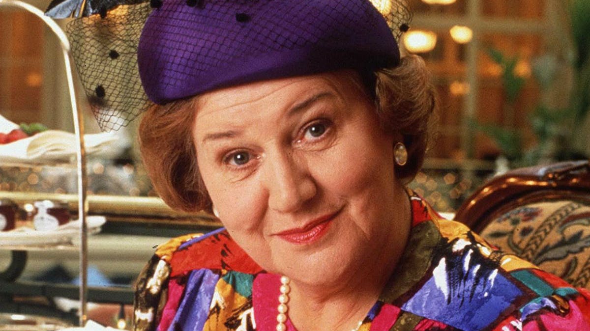Patricia Routledge spiller fru Hyacint i "Fint skal det være".