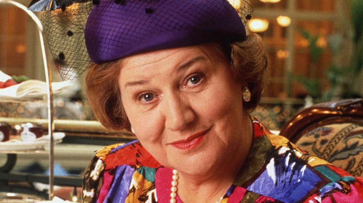 Patricia Routledge spiller fru Hyacint i "Fint skal det være". 