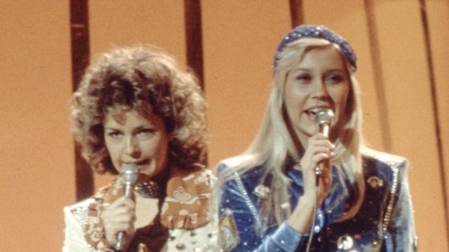 Anni-Frid Lyngstad og Agnetha Fältskog på scenen med "Waterloo". 