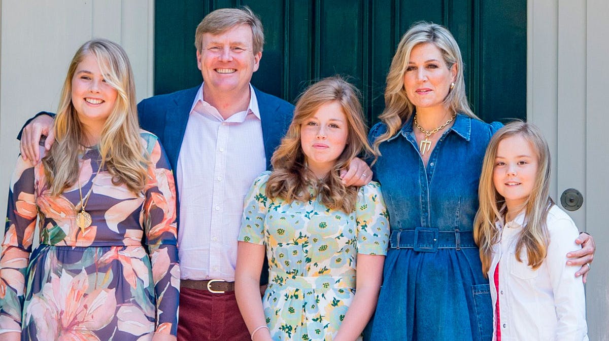 Dronning Maxima og kong Willem-Alexander med deres tre døtre, prinsesse Amalia, prinsesse Alexia og prinsesse Ariane.