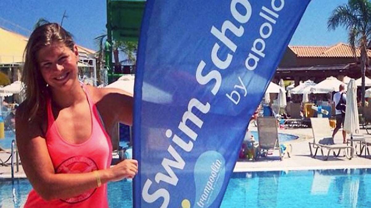 Man kan tilmelde sig svømmeskolen i forbindelse med sin ferie til Mythos Beach. Der er både undervisning i hold og mulighed for privattimer.