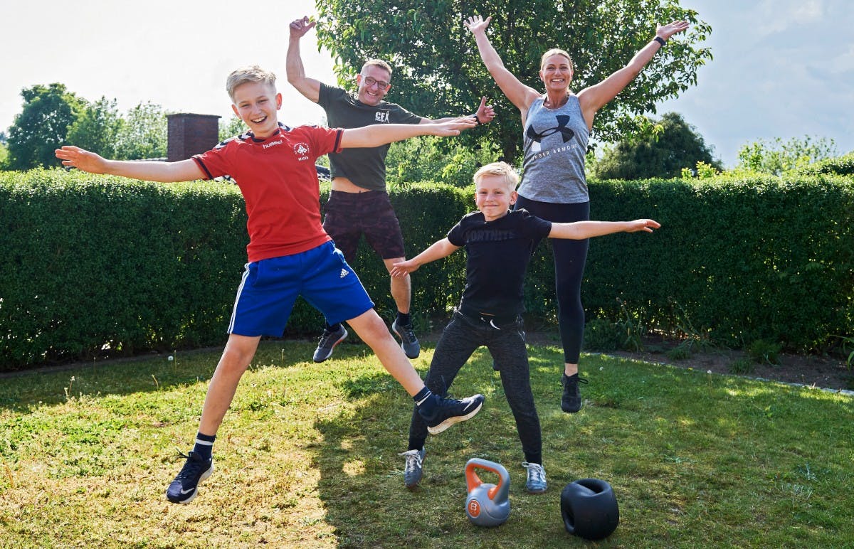 Karsten og Rie samt sønnerne Thomas og Martin fra &quot;Min sindssygt sunde familie&quot; i 2019.&nbsp;