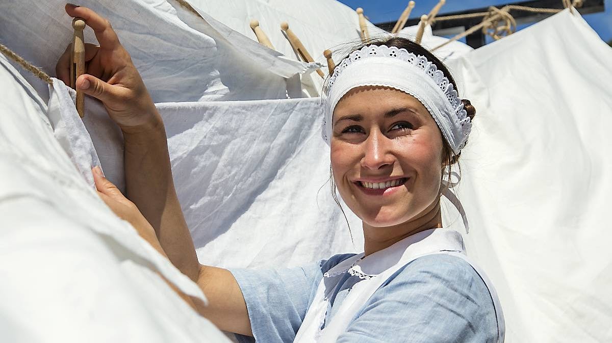 Rosalinde Mynster spiller stuepigen Fie i "Badehotellet".