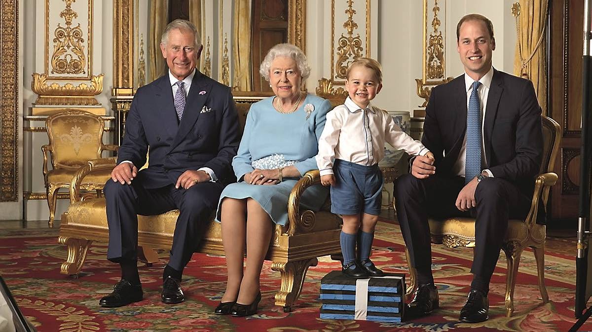 Prins Charles, dronning Elizabeth, prins George og prins William.