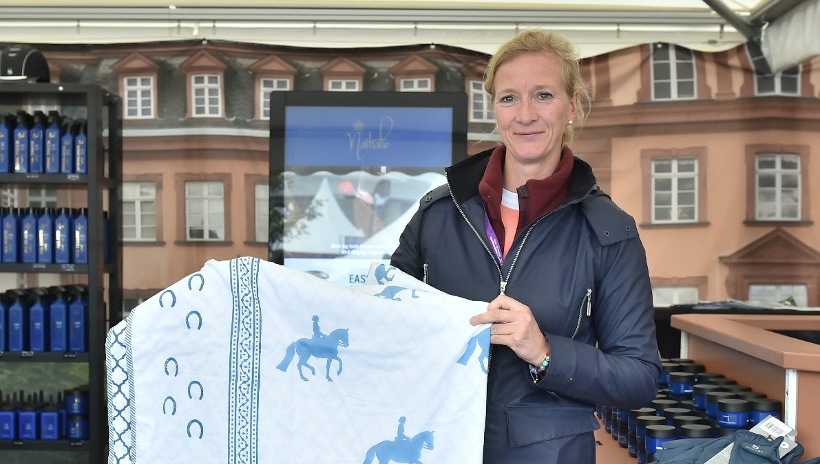 Prinsesse Nathalie viser det fine Digby-tæppe frem under VM i Ridesport.