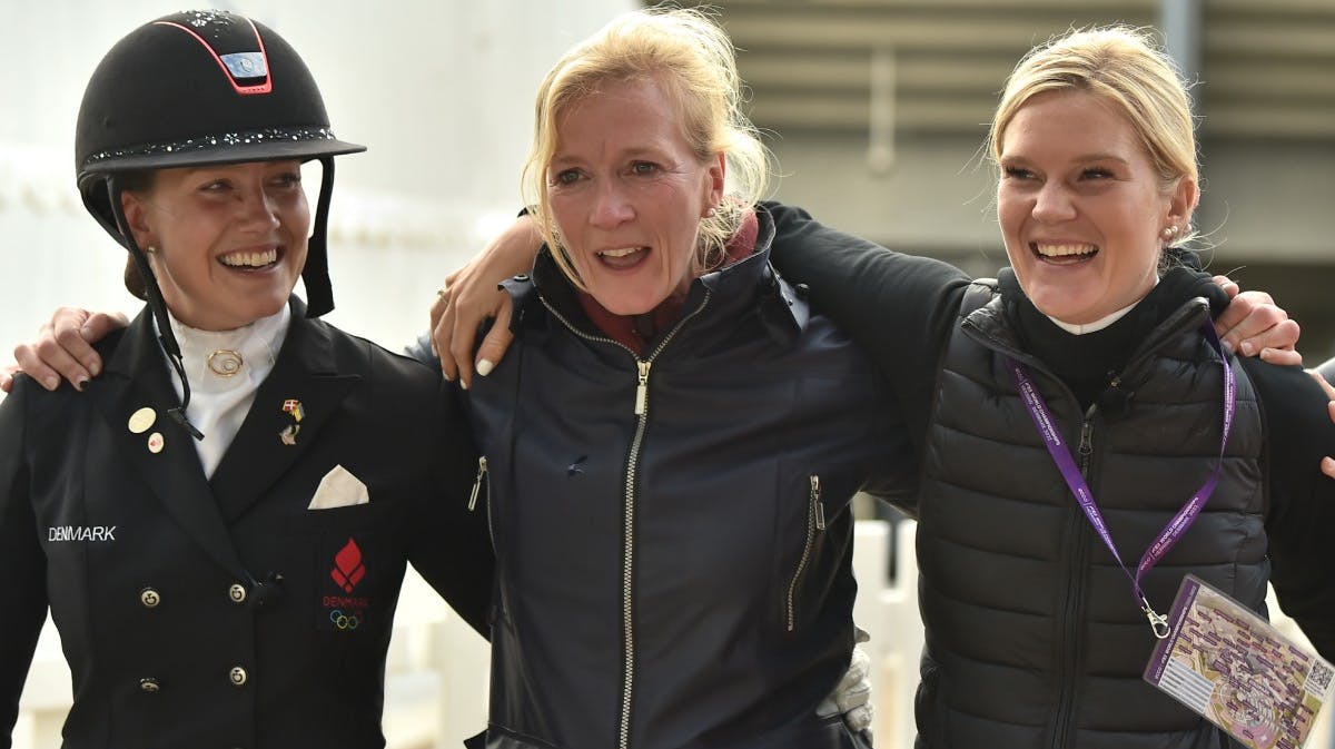Prinsesse Nathalie med glædestårer i øjnene sammen med Cathrine Laudrup-Dufour og hendes hustru, Rasmine Laudrup, efter den vanvittige sejr i Herning søndag aften. 