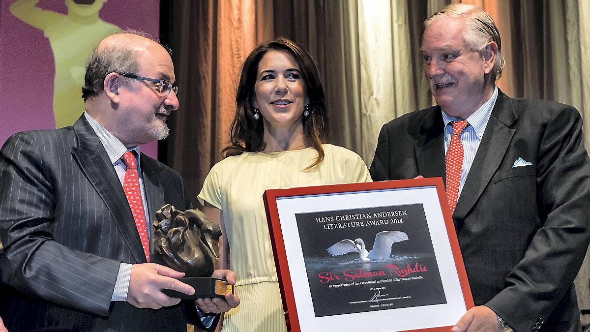 Kronprinsesse Mary uddelte H. C. Andersen-prisen til Salman Rushdie.