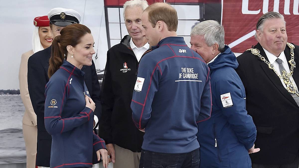 Prins William og hertuginde Catherine bar ens sejlerbluser med titel på, da de søndag skulle deltage i et sejlerarrangement.