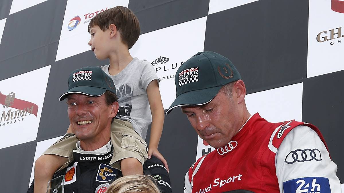 En glad prins Joachim ved siden af makkeren Tom Kristensen på sejrspodiet efter dagens race i Copenhagen Historic Grand Prix.