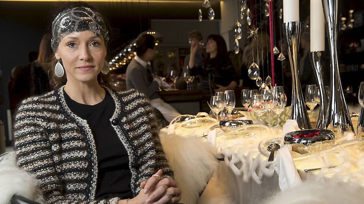 Sarah Zobel må finde sig i ikke at bo sammen med Burhan G - i hvert fald i en periode.