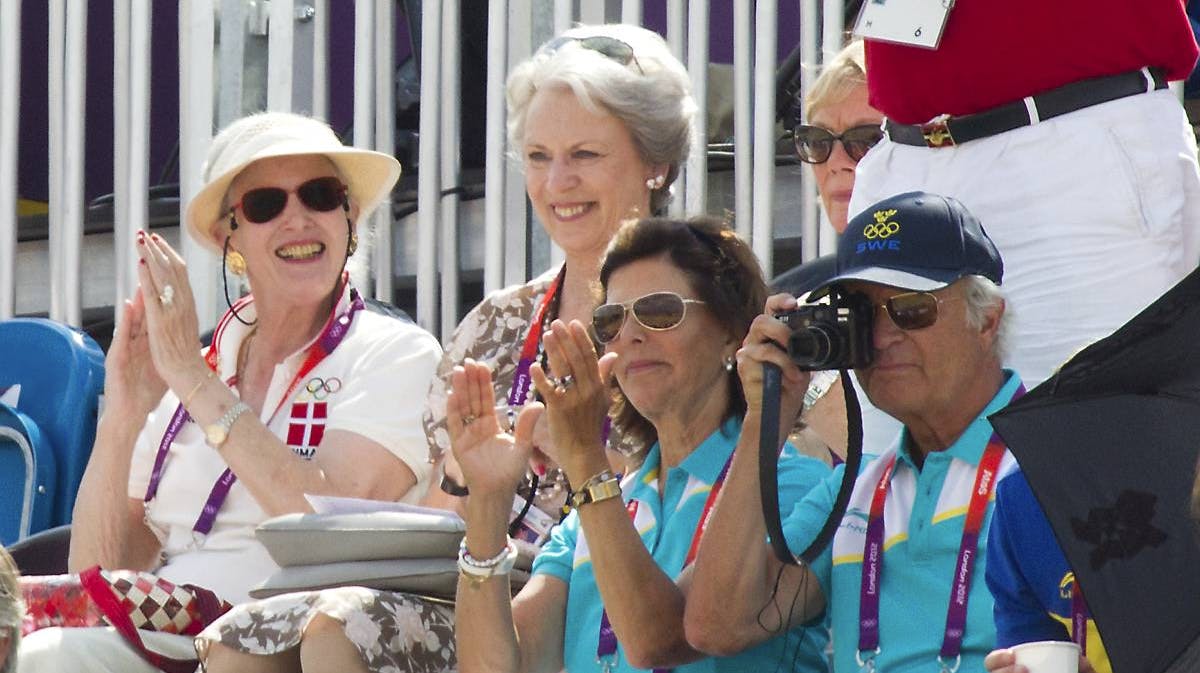 Både den svenske og den danske kongefamilie er vilde med hestedressur. Her er det dronning, prinsesse Benedikte og det svenske kongepar til OL i 2012.