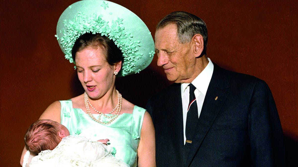 Kong Frederik 9, sammen med tronfølgeren Margrethe og hendes førstefødte, prins Frederik, ved hans barnedåb i 1968.