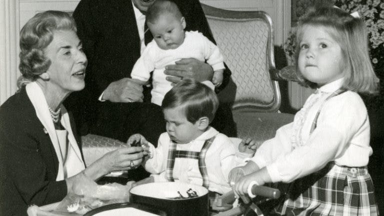Dronning Ingrid med børnene