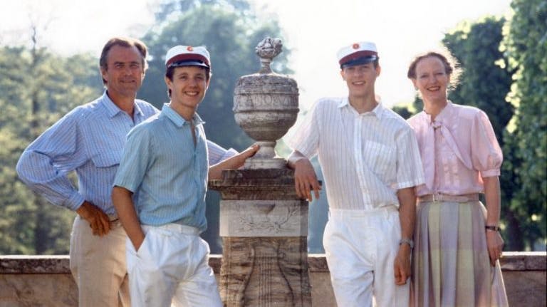 Kronprins Frederik og prins Joachim med studenterhuer. Billedet er fra 1986.