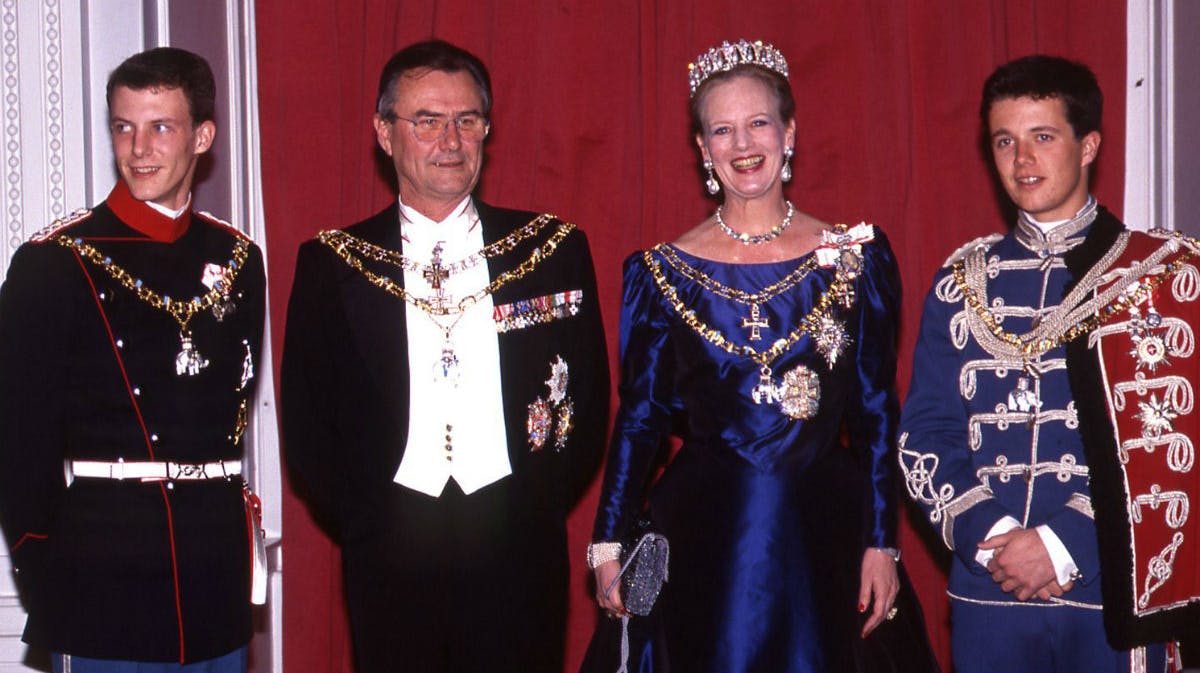 Prins Joachim, prins Henrik, dronning Margrethe og kronprins Frederik i 1990. 