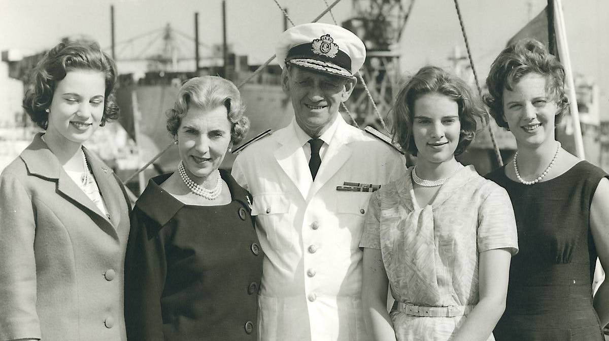 Kongeparret, kong Frederik IX og dronning Ingrid, omgivet af deres tre døtre - f.v. prinsesse Benedikte, prinsesse Anne-Marie og tronfølgeren prinsesse Magrethe. 