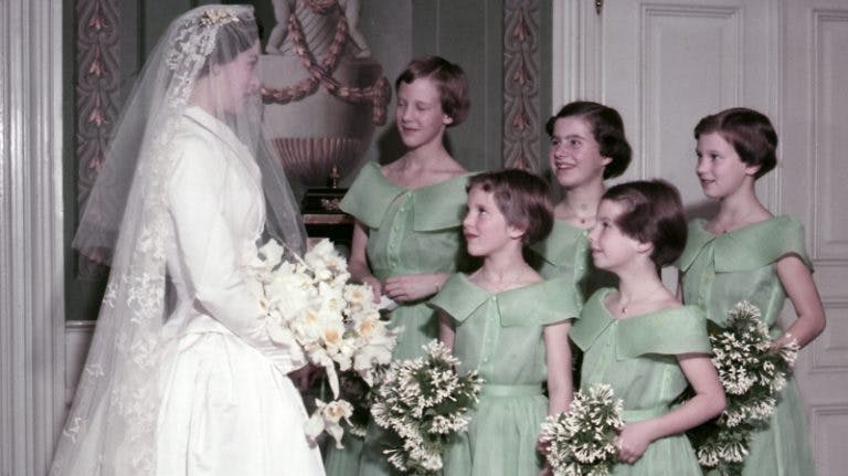 Mary North og prinsesserne Margrethe, Benedikte og Anne-Marie som brudepuiger i 1954. Pigen helt i forgrunden er Ninette Hartung.