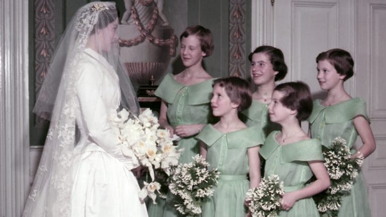 Mary North og prinsesserne Margrethe, Benedikte og Anne-Marie som brudepuiger i 1954. Pigen helt i forgrunden er Ninette Hartung.