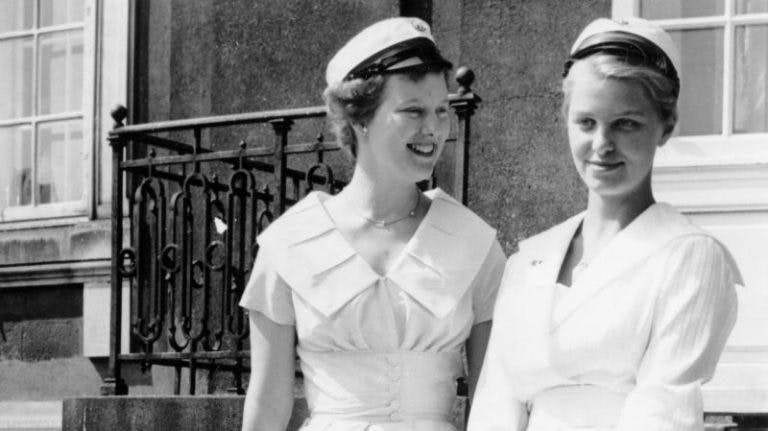 Prinsesse Margrethe og Birgitta Juel som studenter foran trappen til Amalienborg