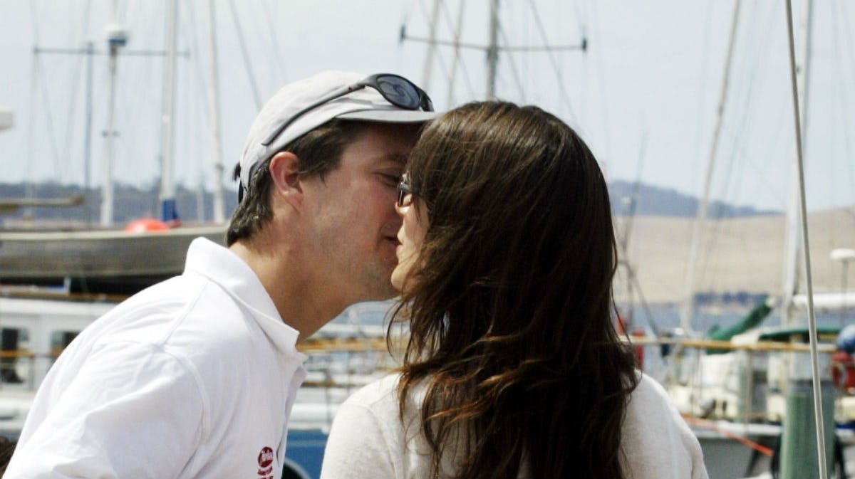 Kronprins Frederik kysser Mary på kajen i Hobart i 2003.&nbsp;