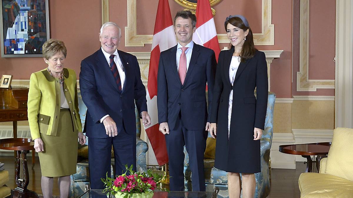 Canadas generalguvernør David Johnston med fru Sharon, kronprins Frederik og kronprinsesse Mary i Ottawa kort før kronprinsen og generalguvernøren holdt tale i Rideau Hall.