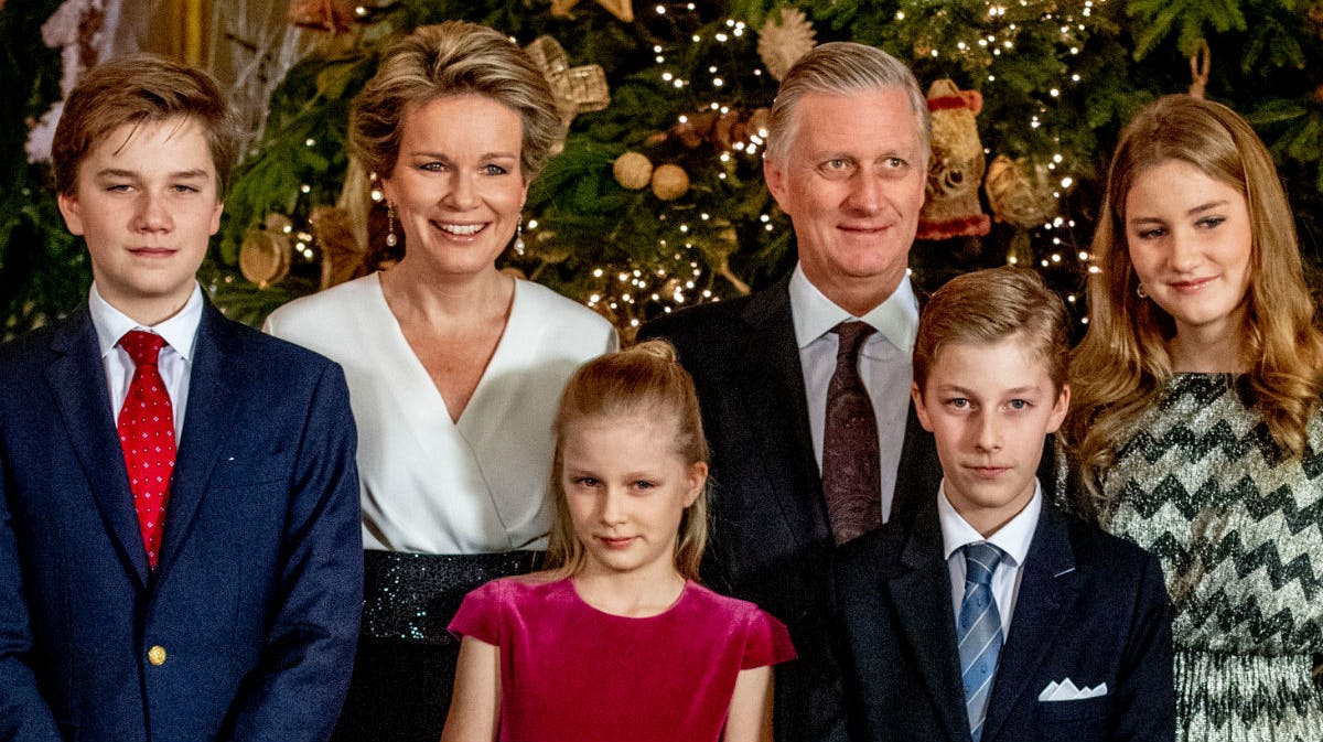 Kong Philippe sammen med dronning Mathilde og deres fire børn, prins Gabriel, prinsesse Eléonore, prins Emmanuel og kronprinsesse Elizabeth, ved en tidligere lejlighed. 