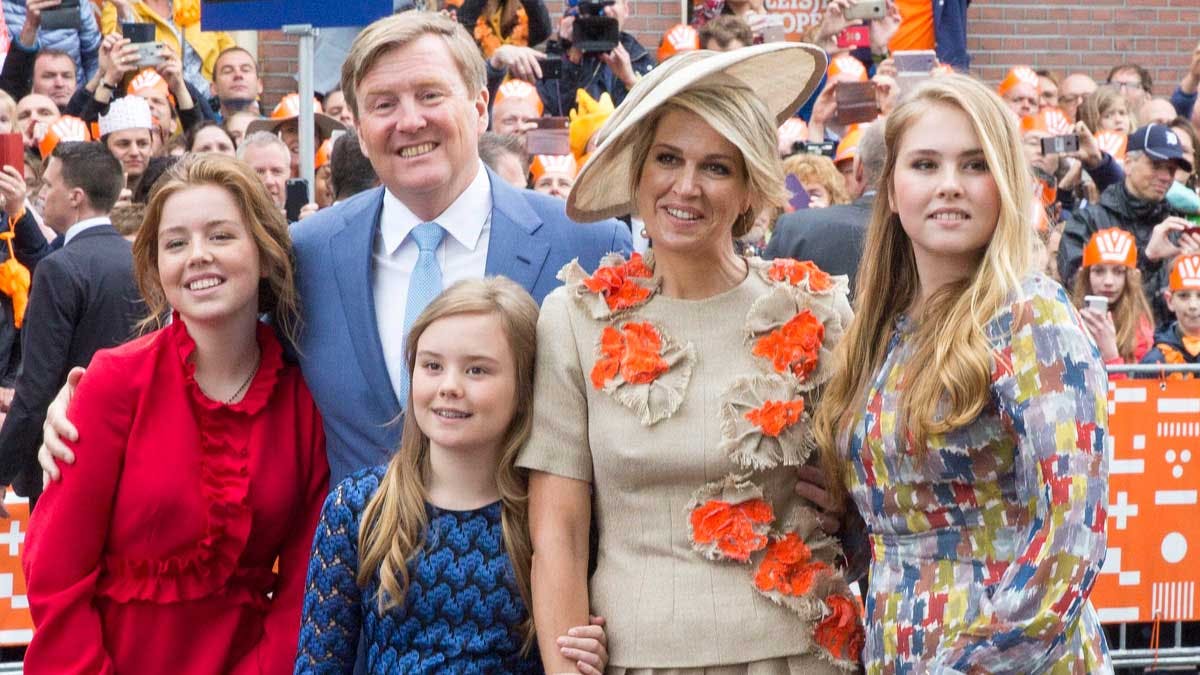 Dronning Maxima og kong Willem-Alexander med døtrene prinsesse Amalia, prinsesse Alexia og prinsesse Ariane, til Koningsdag 2019.