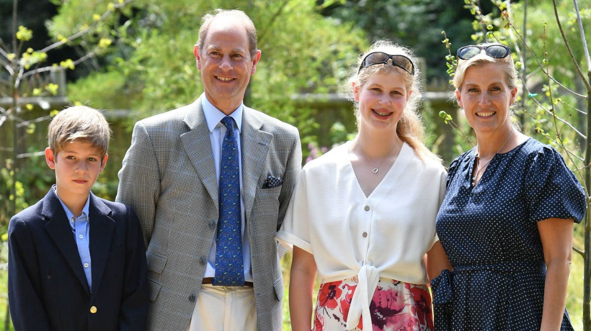 Grevinde Sophie af Wessex sammen med sin mand, prins Edward, og børnene James og Louise. 