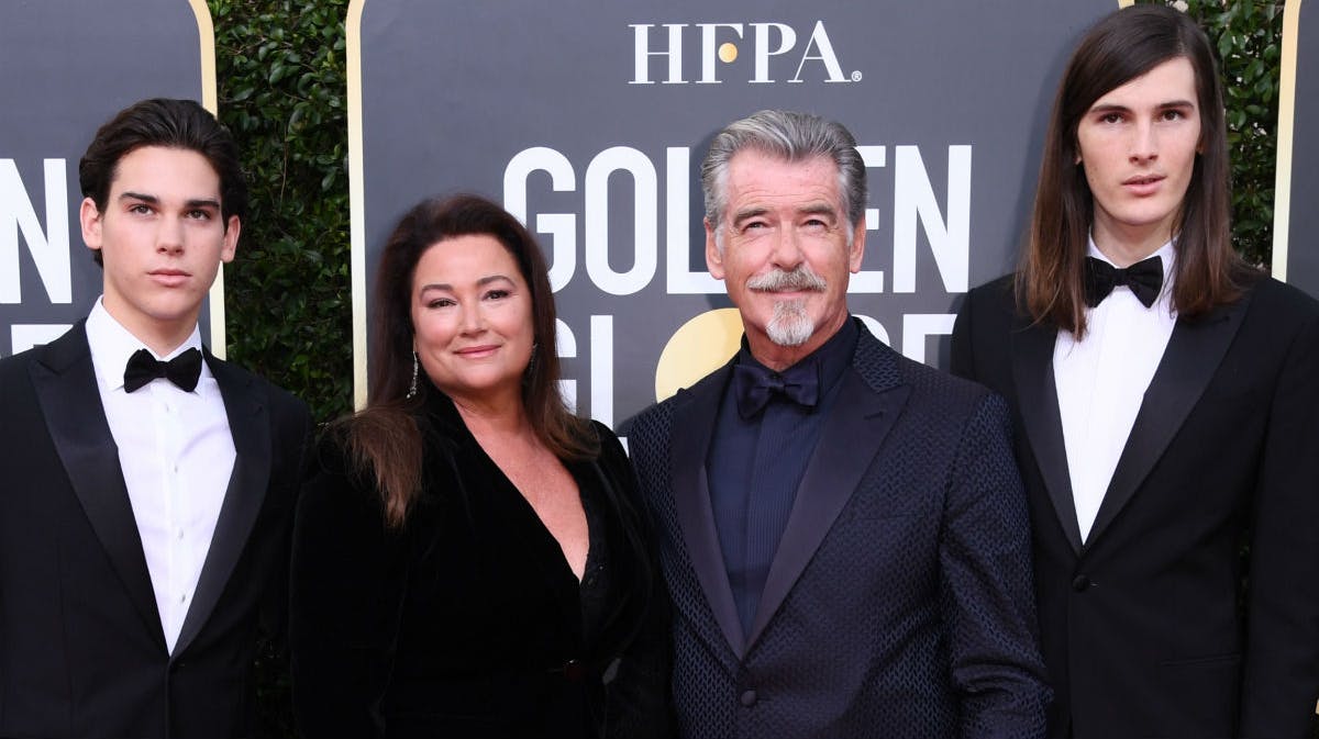 Pierce Brosnan med hustru og to sønner. 