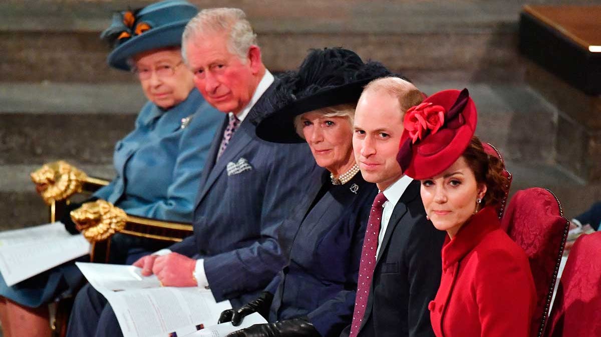 Dronning Elizabeth, prins Charles, hertuginde Camilla, prins William og hertuginde Catherine.