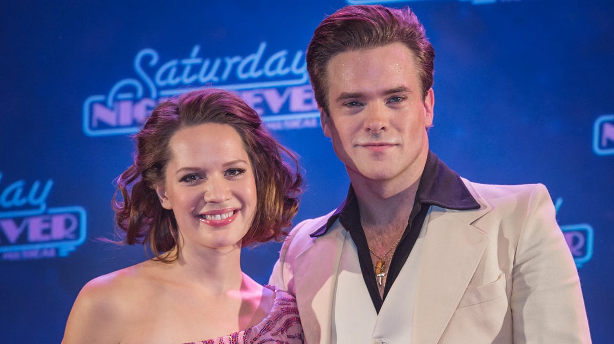 Silas Holst og Amalie Dollerup i kostumer til "Saturday Night Fever".